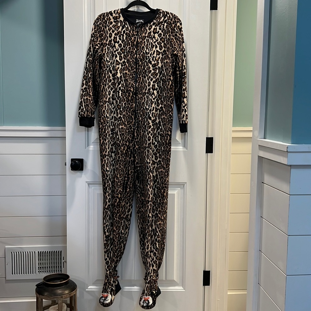 Nick & Nora‎ Leopard Onesie. Size Large.